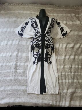 SHEIN Black and White Brand Tag Detail